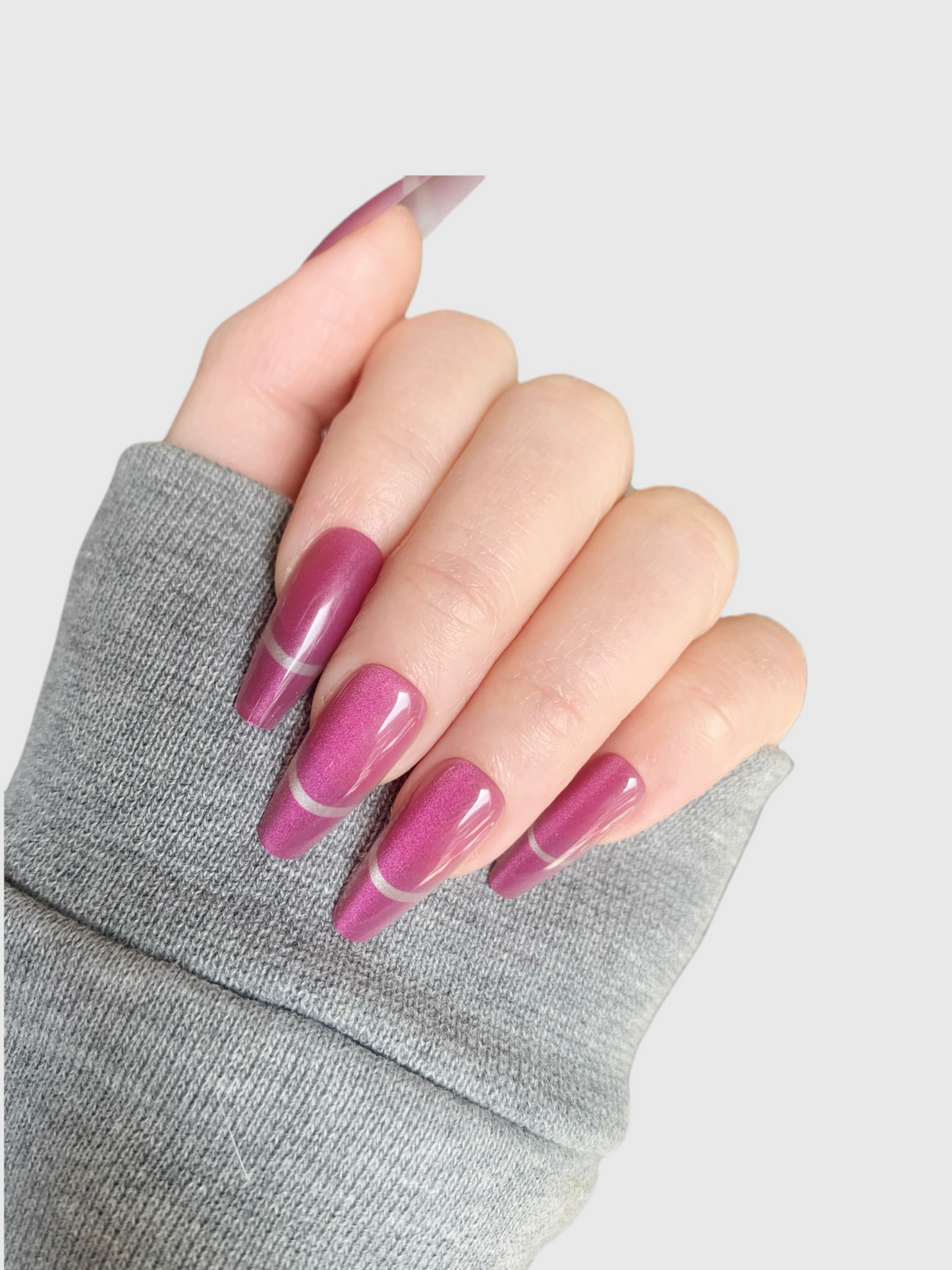 Berry Blush mauve pink press-on nails with glossy curved line design by Comfytip