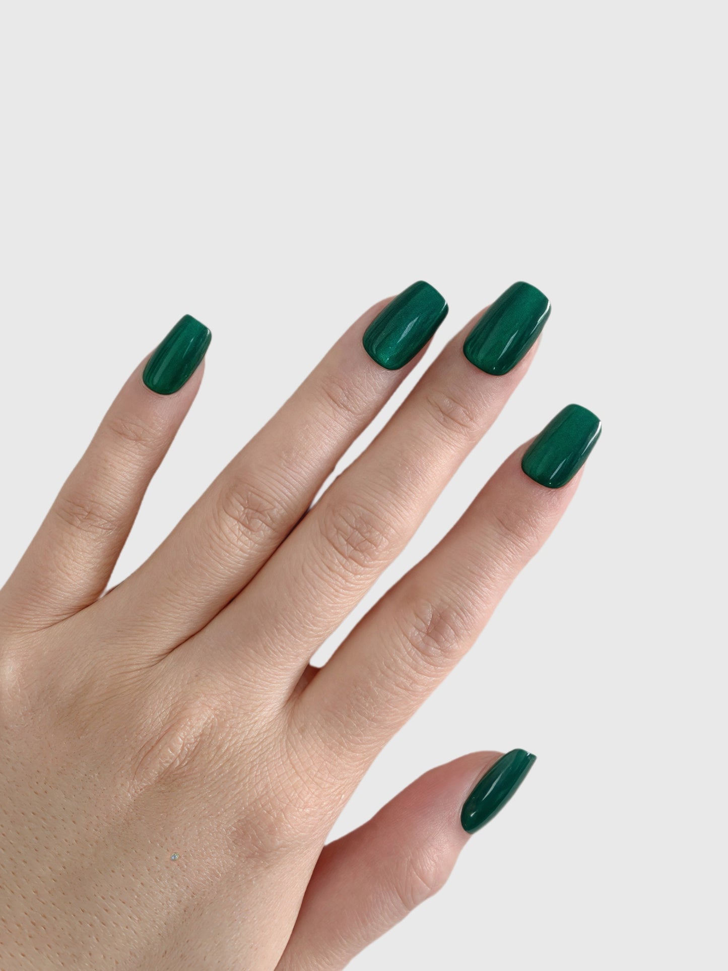 Forest Jewel glossy emerald green press-on nails in medium square shape by Comfytip