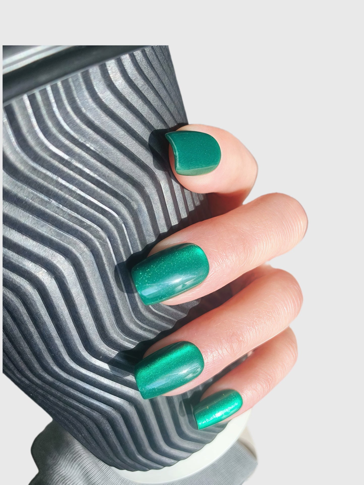Forest Jewel glossy emerald green press-on nails in medium square shape by Comfytip